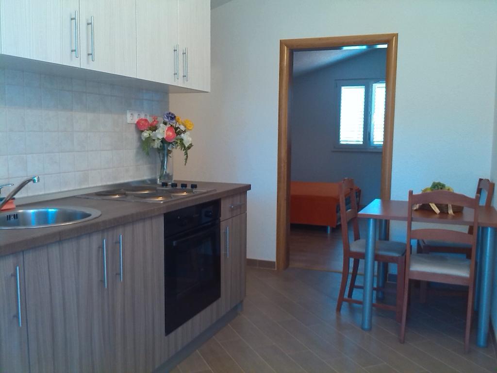 Apartments Batarilo Gornji Karin Zimmer foto